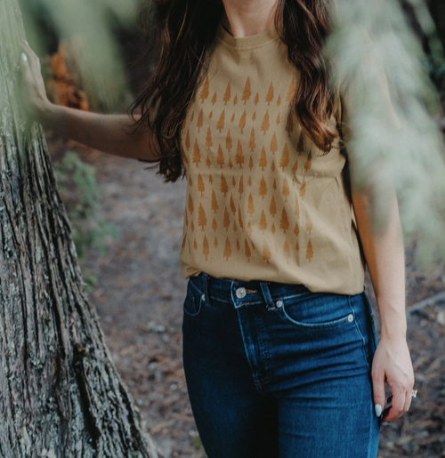 TEE, PINE PATTERNED IN FADED MUSTARD